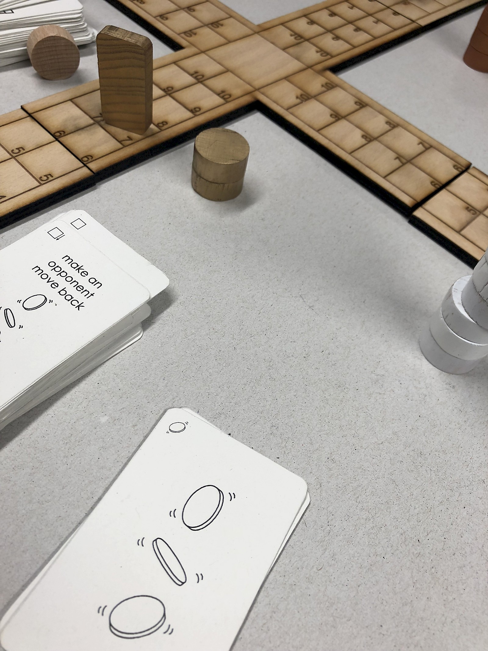 Brettspiel-Prototyp Emineo (2018) von Han-Dung Ngyen und Shamika Biswas.