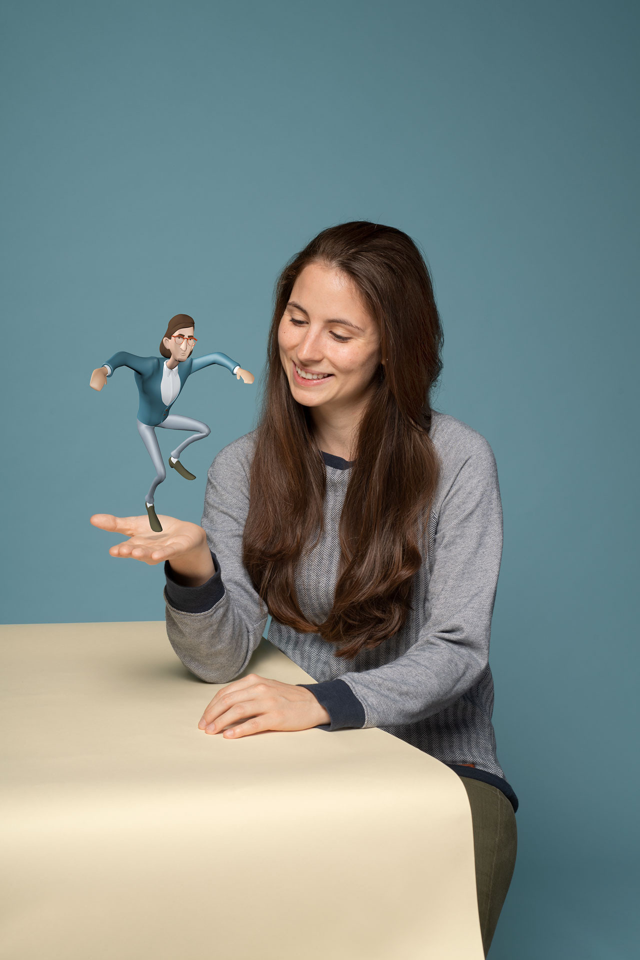 Denise Hohl mit einer Spielfigur aus ihrem Game «Real Guys Wear Ties». Foto: Regual Bearth © ZHdK.