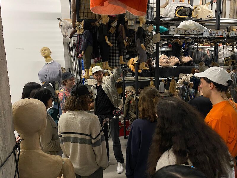 Besuch in der Puppenspielsammlung. Hochschule für Schauspielkunst Ernst Busch. Foto: Stefan Kraft.