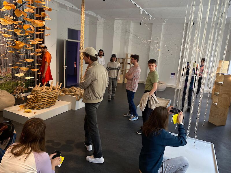 Besuch in den Ausstellungsräumen des Exzellenzclusters «Matters of Activity».