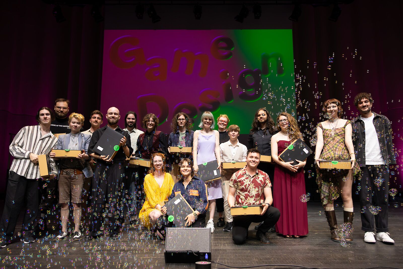 Diplomfeier Design. Klassenfoto Absolvent:innen BA Major Game Design. Foto: David Jäggi. © ZHdK.