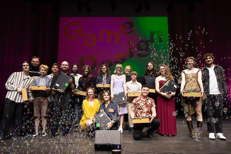Diplomfeier Design. Klassenfoto Absolvent:innen BA Major Game Design. Foto: David Jäggi. © ZHdK.